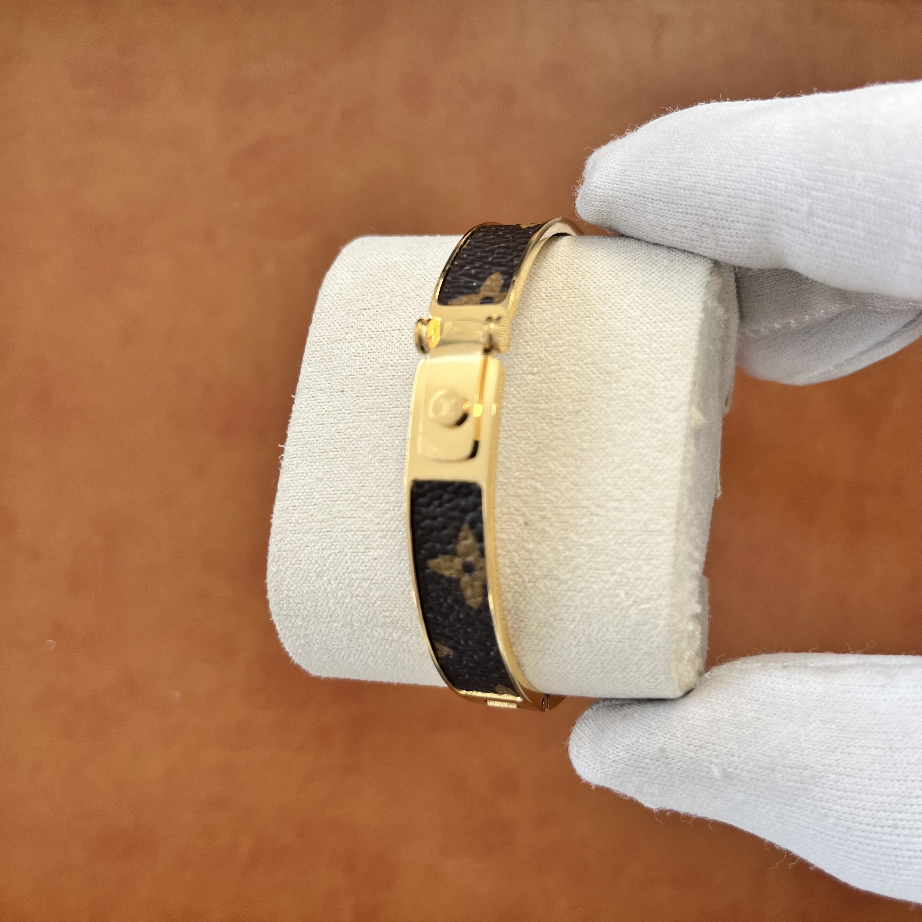 B219-Louis Vuitton Deri Kaplama Gold Çelik Kadın Bileklik 